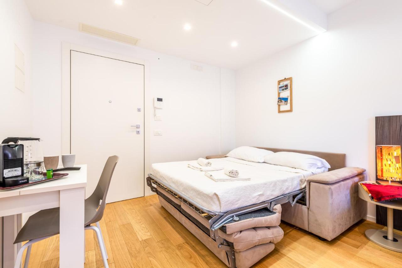 Central & Elegant Room Near The Station Бари Екстериор снимка