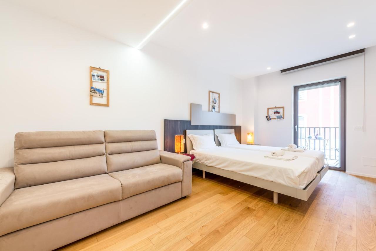 Central & Elegant Room Near The Station Бари Екстериор снимка