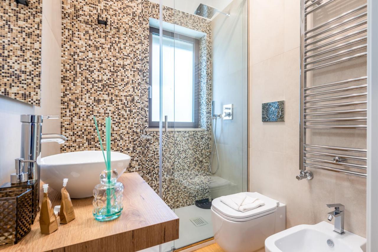 Central & Elegant Room Near The Station Бари Екстериор снимка
